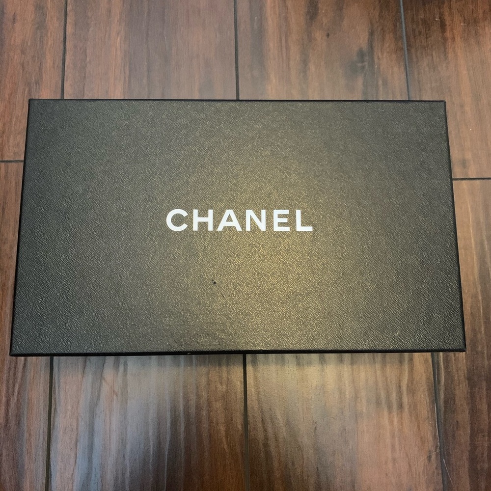 Chanel box (empty)